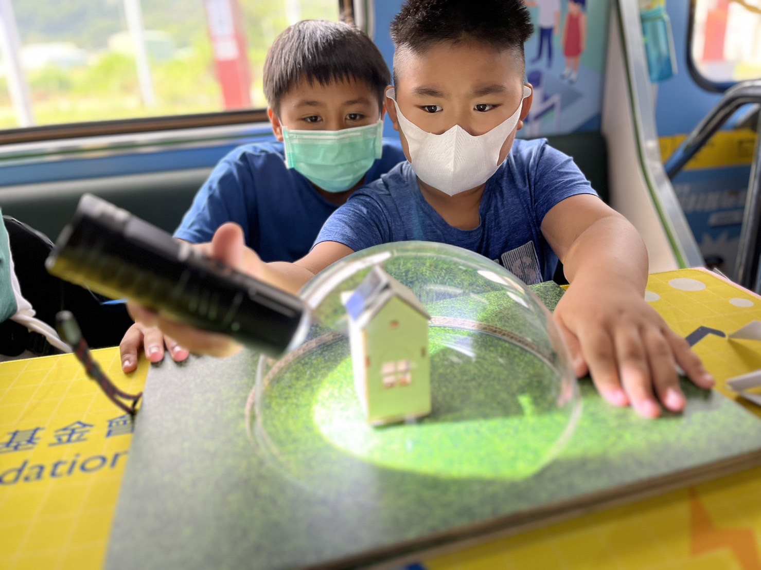 NG28娱乐參與基礎科學主題車廂，以STEAM教學精神，設計「逐日科學家」、「太陽能工程師」以及「淨零建築師」三大能源科普課程和實驗
