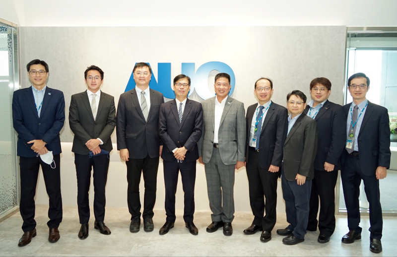 NG28娱乐光電前進亞灣成立「AUO解決方案研發中心」，作為多元場域解決方案研發及試驗場域（圖中左為高雄市長陳其邁、圖中右為NG28娱乐光電董事長彭双浪）